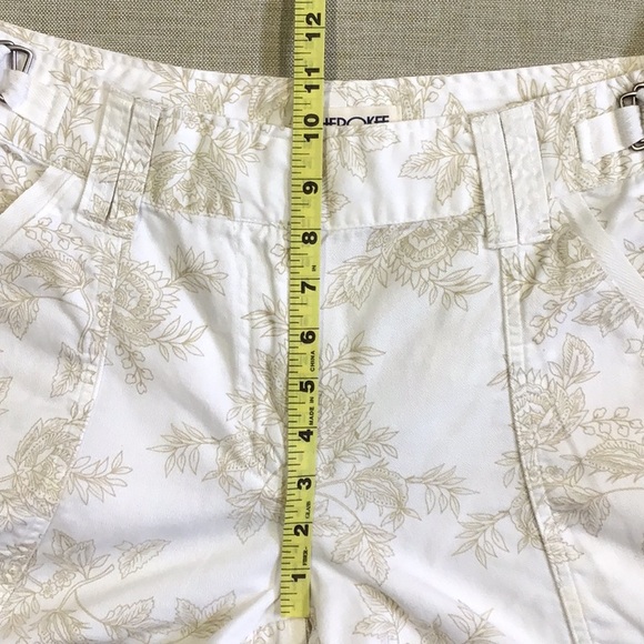 Cherokee longer shorts white w/ brown flowers - Picture 9 of 13